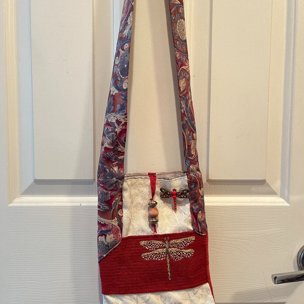 Handmade crossbody handbag made using a tie